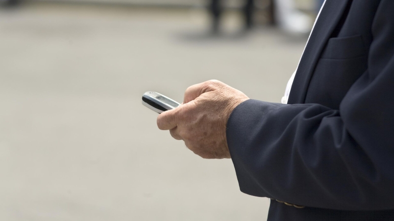 Financial Times: ЕК выдает уезжающим в США сотрудникам одноразовые телефоны